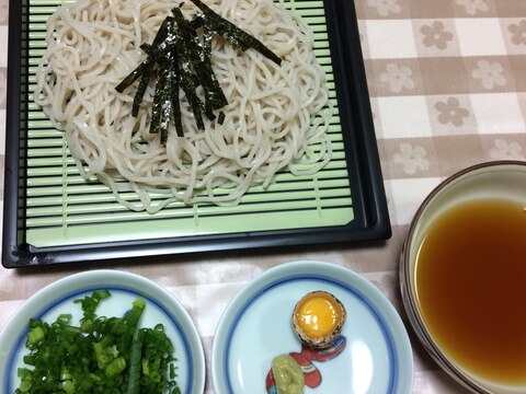 ネギと鶉卵でおいしさアップ！ざる蕎麦